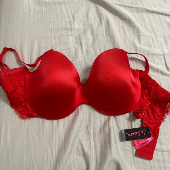 Red Bra - Picture 1 of 5